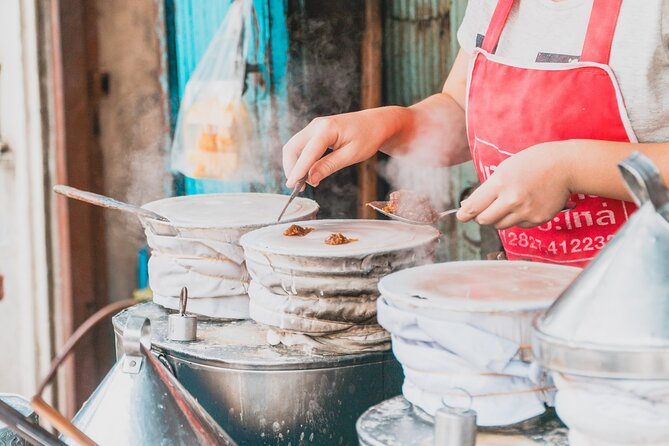 Go where the locals go, Eat what the locals eat! Food Tour with Local Foodies - The 4pm route: Warorot Market after dark