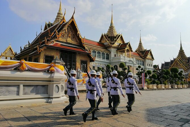 Grand Palace, Wat Phra Kaew, Wat Pho and Wat Arun Walking Tour From Bangkok - Guides and the value of a small group