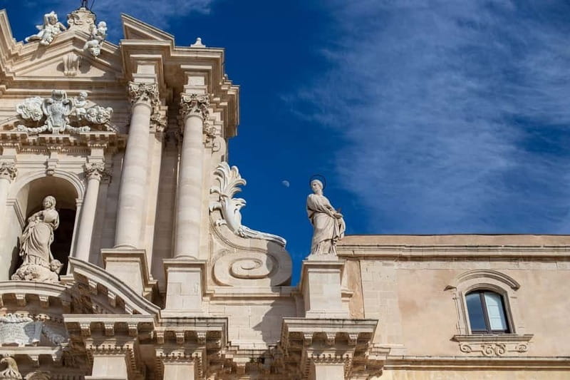 Guided tour of Ortigia with Fish Street Food at the market - Temple of Apollo: a strong first stop