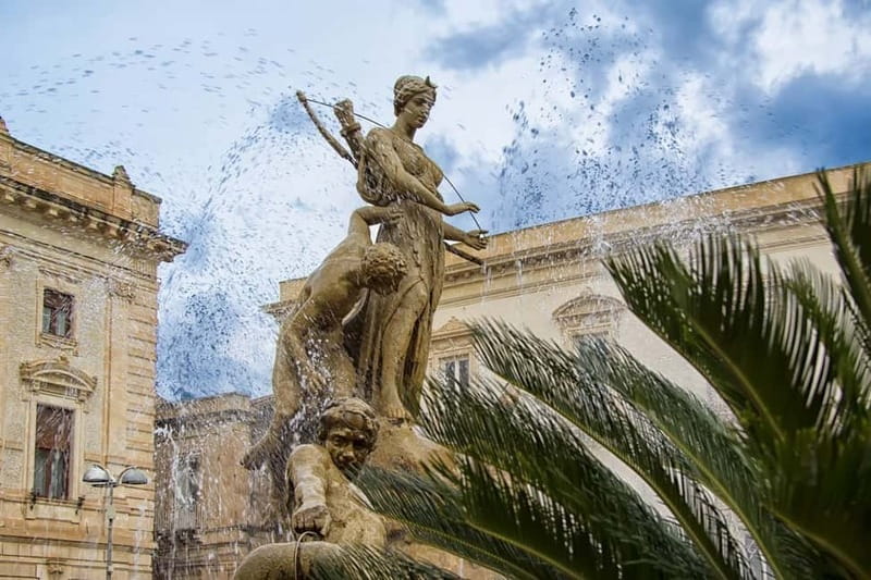 Guided tour of Ortigia with Fish Street Food at the market - Piazza Duomo and Syracuse Cathedral