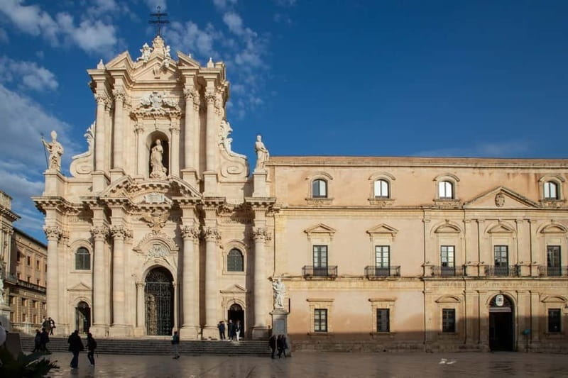 Guided tour of Ortigia with Fish Street Food at the market - Fresh fish at the Ortigia market