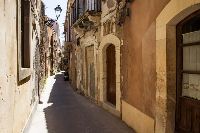 Guided tour of Ortigia with Fish Street Food at the market - Finding the guide at the Temple of Apollo