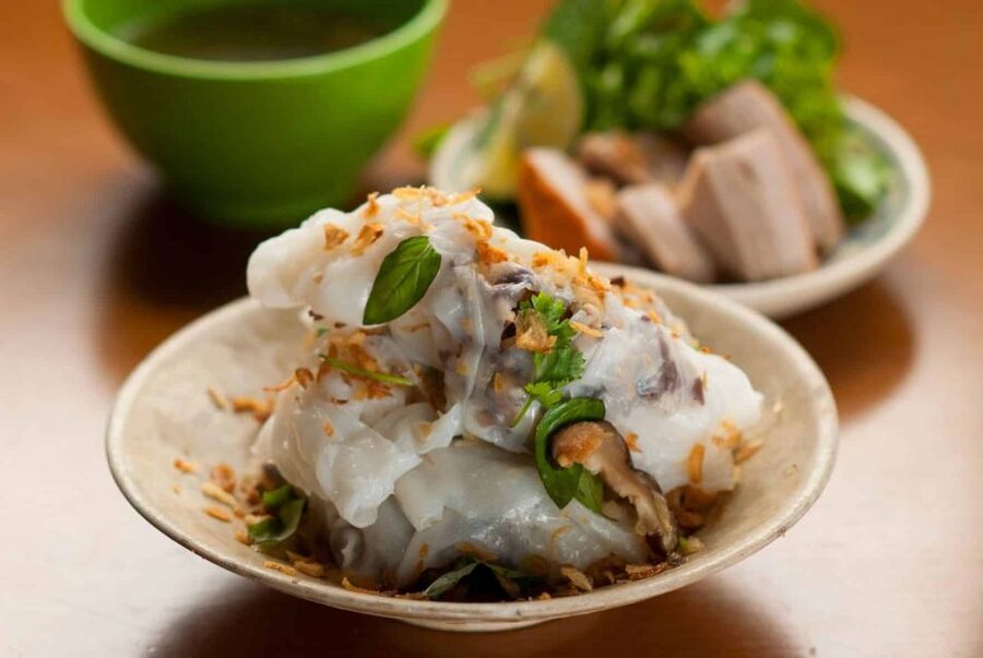Hanoi: 7 Tastings Street Food Tour with Train Street - What the guides add to the food