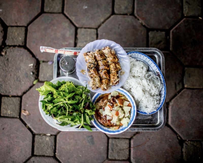 Hanoi: 7 Tastings Street Food Tour with Train Street - Seven stops through Hanoi’s Old Quarter
