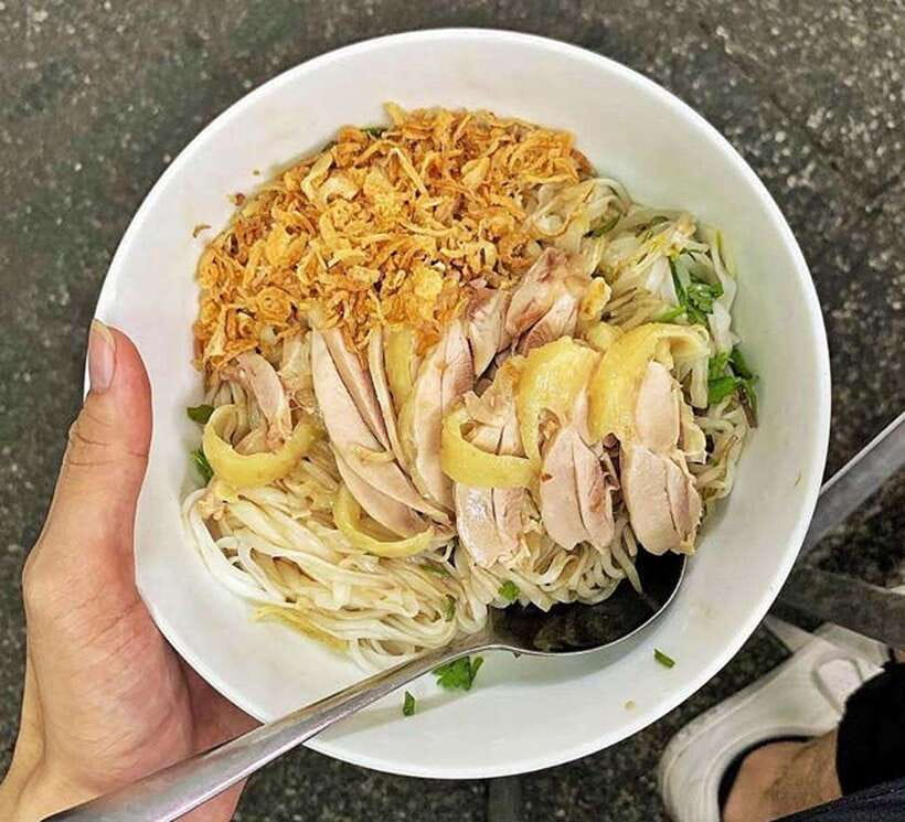 Hanoi: Michelin Guide Street Food Walking Tour - Second stop: crispy eel and glass noodles