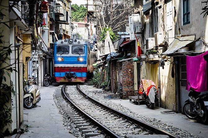 Hanoi Michelin Star Street Food Walking Tour & Train-Street - Bia hơi and chè at the street side