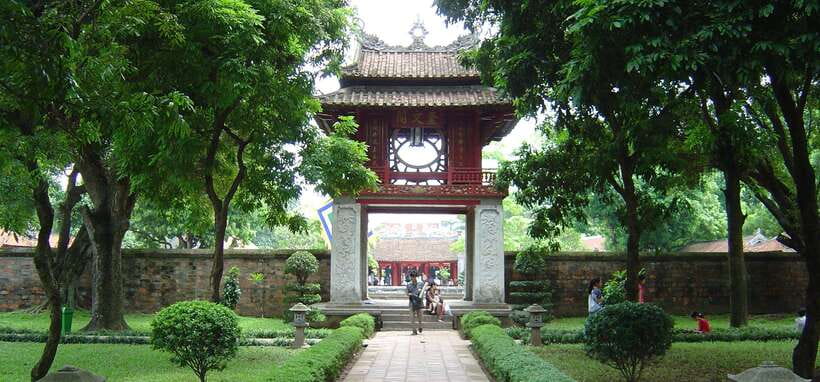 HANOI: MOTORBIKING TO TRAIN STREET & STREET FOOD TASTING - Tran Quoc Pagoda and the route’s wider sights