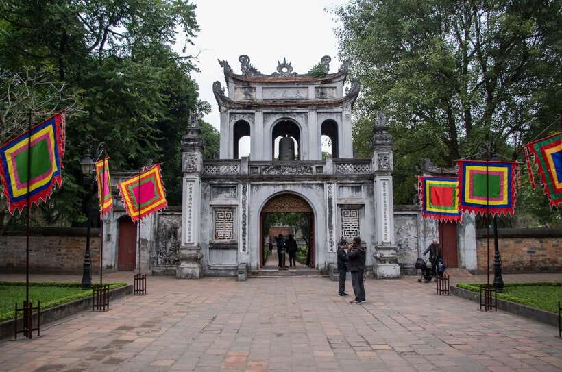 HANOI: MOTORBIKING TO TRAIN STREET & STREET FOOD TASTING - The Old Quarter food walk
