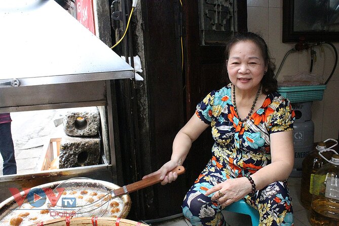 Hanoi Old Quarter Street Food tour with 12 plus tastings - Stop 4: Egg coffee or egg cocoa at Cafe Minh