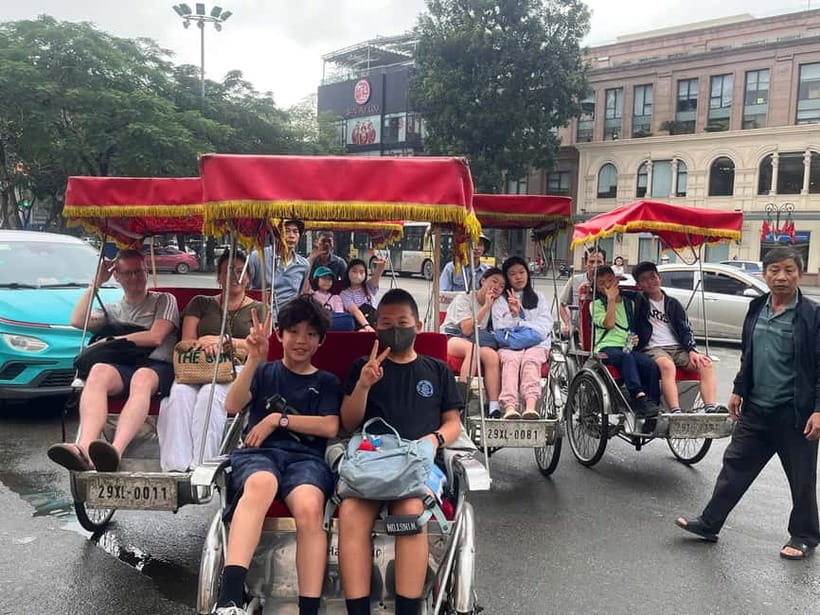 Hanoi: Old Quarter Street Food Walking Tour with Guide - Walking the Old Quarter between meals