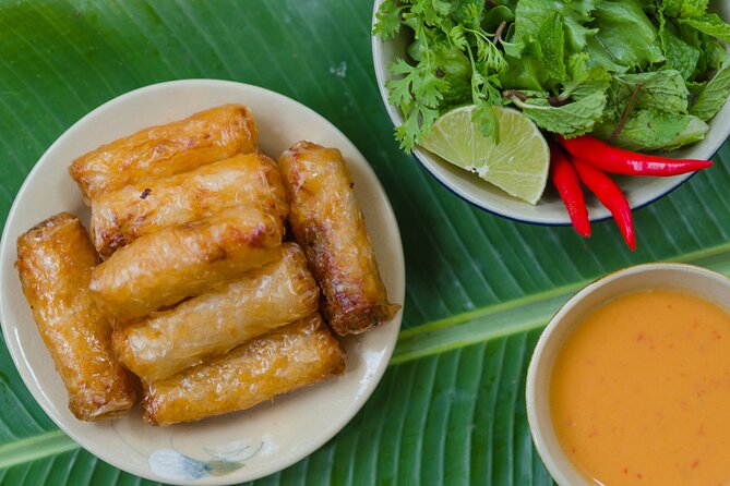 Hanoi Street Eats Evening Small Group Tour - Bia hoi at the bamboo corner