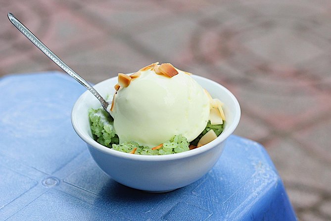 Hanoi Street Food: Small Group Walking Tour with Real Foodie - Small shops, changing venues, and the real-world tradeoff