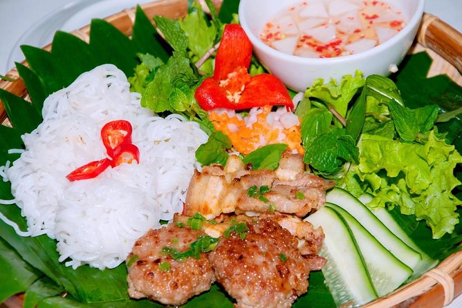 Hanoi Street Food: Small Group Walking Tour with Real Foodie - The role of the food guide