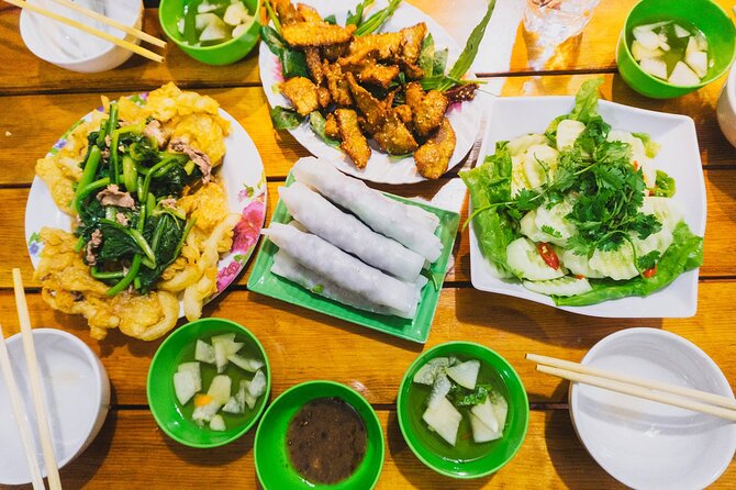 Hanoi Street Food Tour and MORE - A local market and the habits behind the food