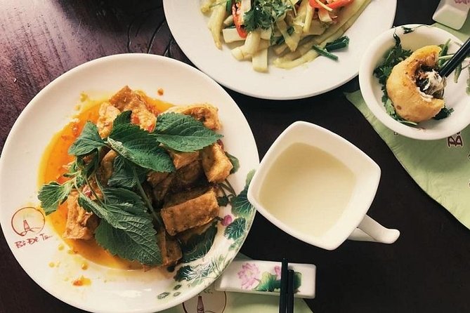 Hanoi Vegan & Vegetarian Street Food Tour - Walking the narrow streets for plant-based food