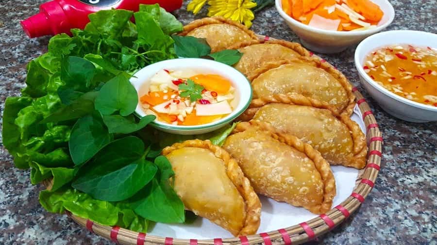 Hanoi: Vietnamese Street Food Tour with Local Guide - Walking Hanoi’s Old Quarter without rushing past it