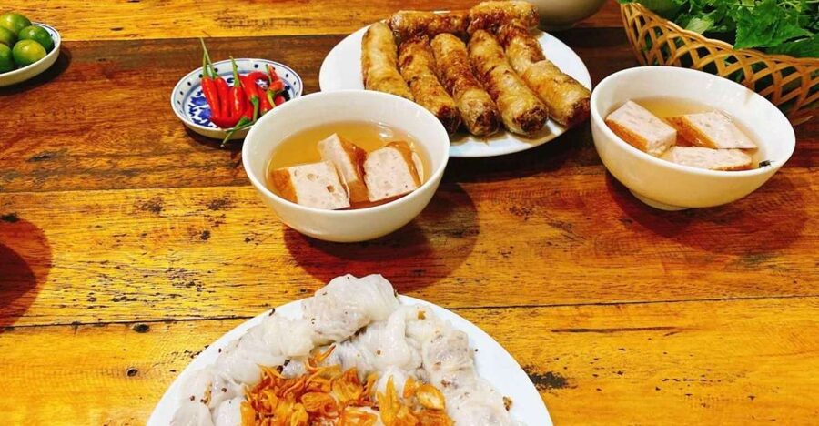 Hanoi: Walking Street Food Tour & Train Street w/Local Guide - A first meal in Hanoi, one street stall at a time