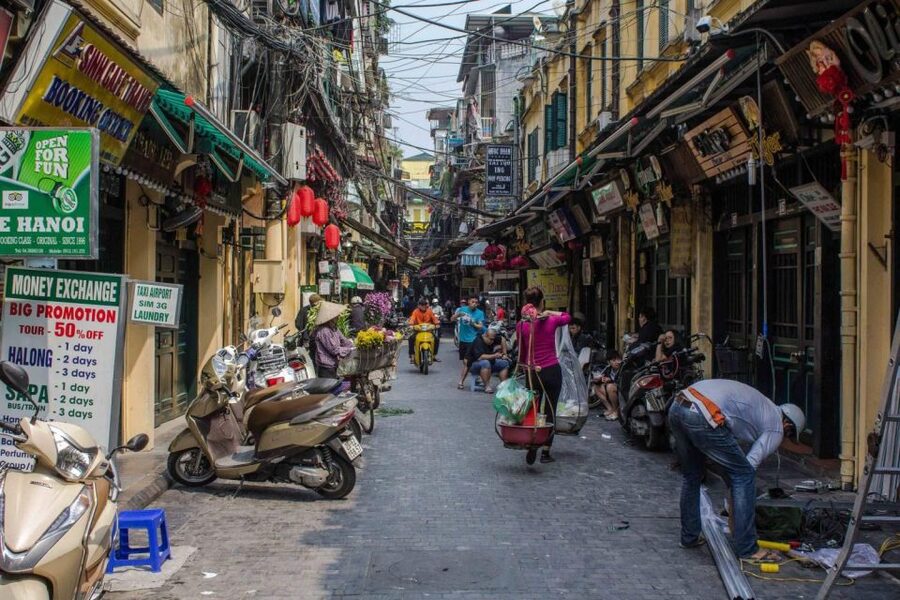 Hanoi: Walking Street Food Tour & Train Street w/Local Guide - Why the guide matters more than the food list