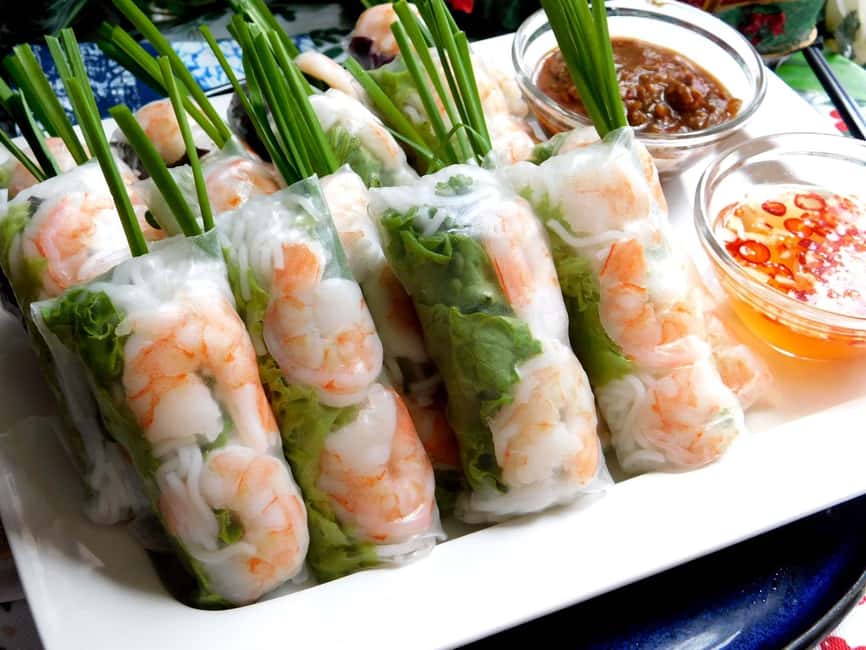 Hanoi Walking Street Food Tour with English speaking guide - What the guide adds to the food