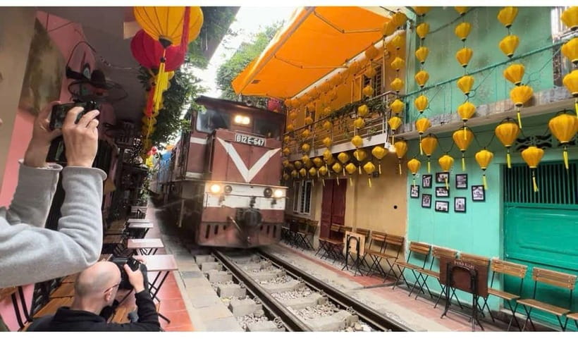 Hanoi: Walking Street Food & Train Street Culture Tour - Why the food format works well