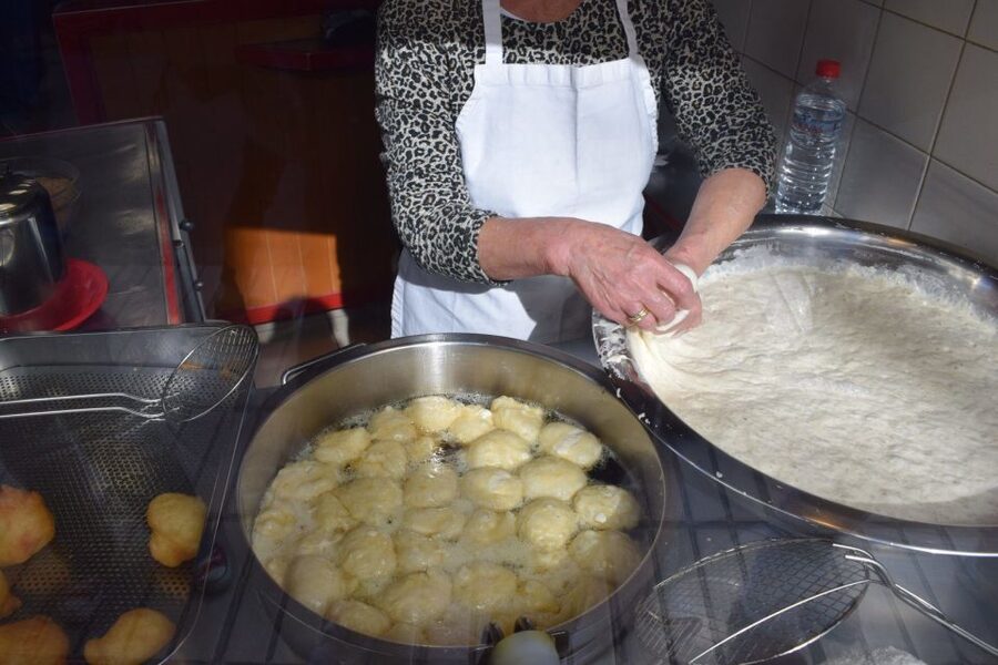 Heraklion: Gourmet Flavours Walking Tour - Savory staples, olives, and dakos