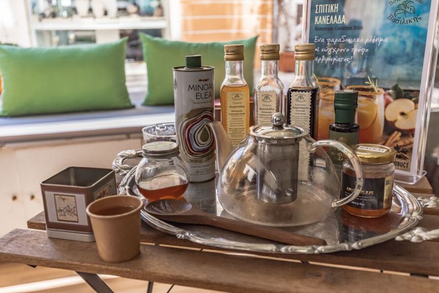 Heraklion: Gourmet Flavours Walking Tour - Family-run delis and food shops