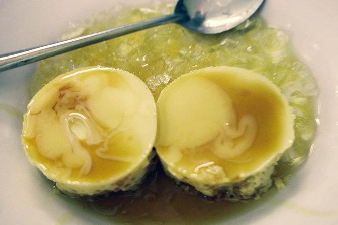 Ho Chi Minh City: Street Food Walking Tour with 12 Tastings - What the guide adds to the meal