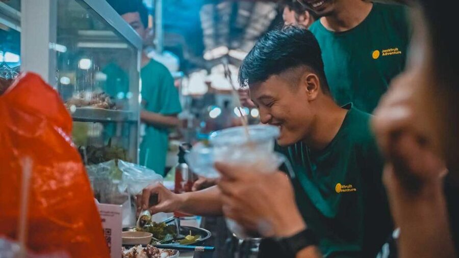 Ho Chi Minh City: Street Foodie Night Cycling Tour - District 4: the first taste of local neighborhoods