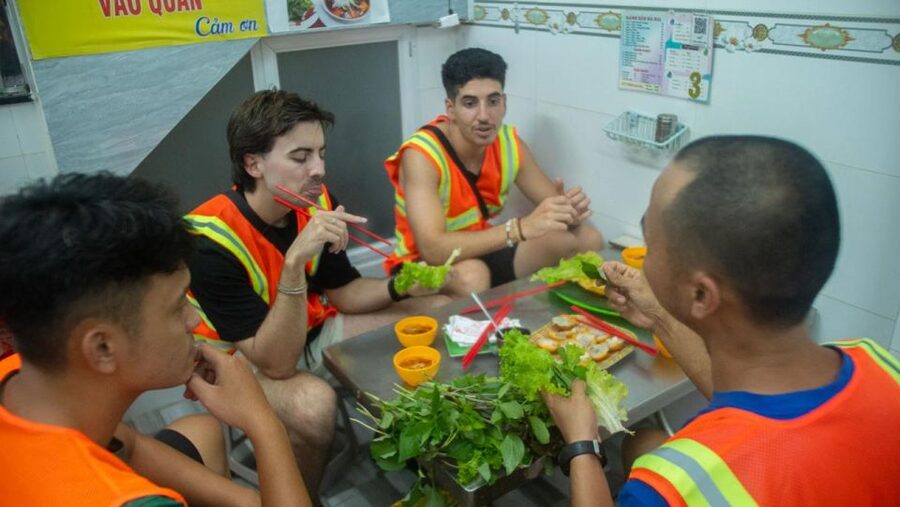 Ho Chi Minh City: Street Foodie Night Cycling Tour - The ride back through District 1