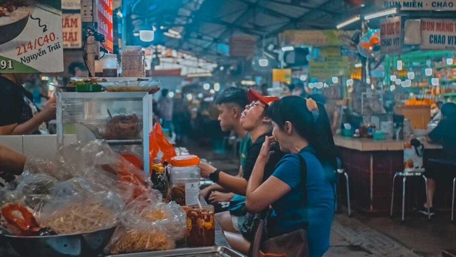 Ho Chi Minh City: Street Foodie Night Cycling Tour - Food, dietary needs, and the social side