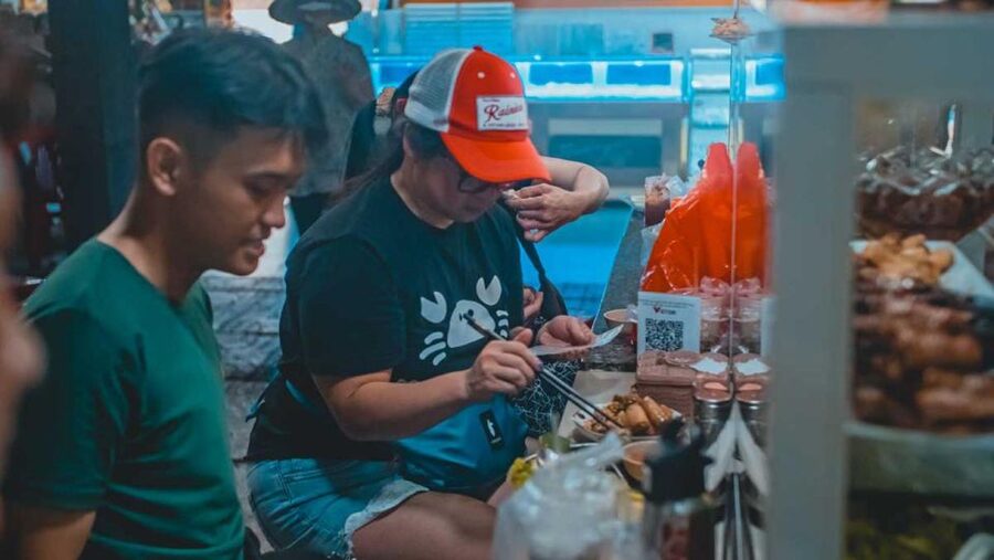 Ho Chi Minh City: Street Foodie Night Cycling Tour - Meeting at Jackfruit Adventure and getting ready