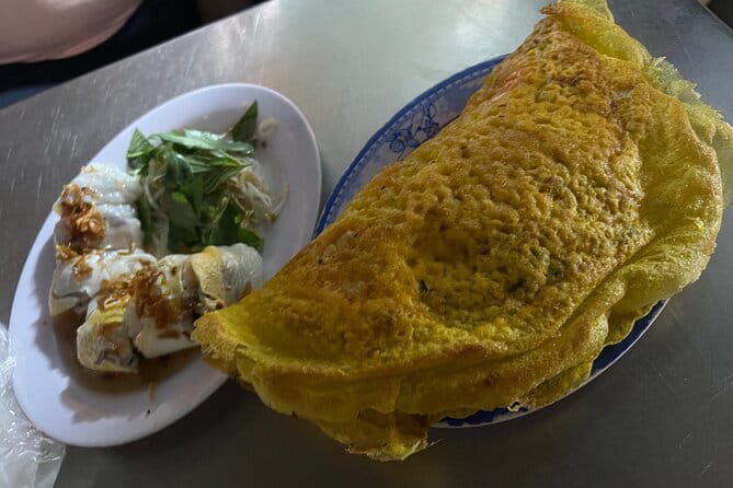 Ho Chi Minh Street Food & City Sights with Local Female Guide - Choosing between the bar and more sightseeing