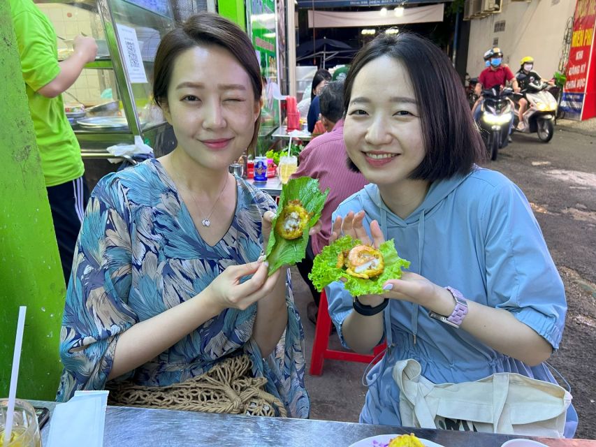 Ho Chi Minh: Street Food Experience in Saigon by Walking - Starting with bánh xèo and bánh khọt