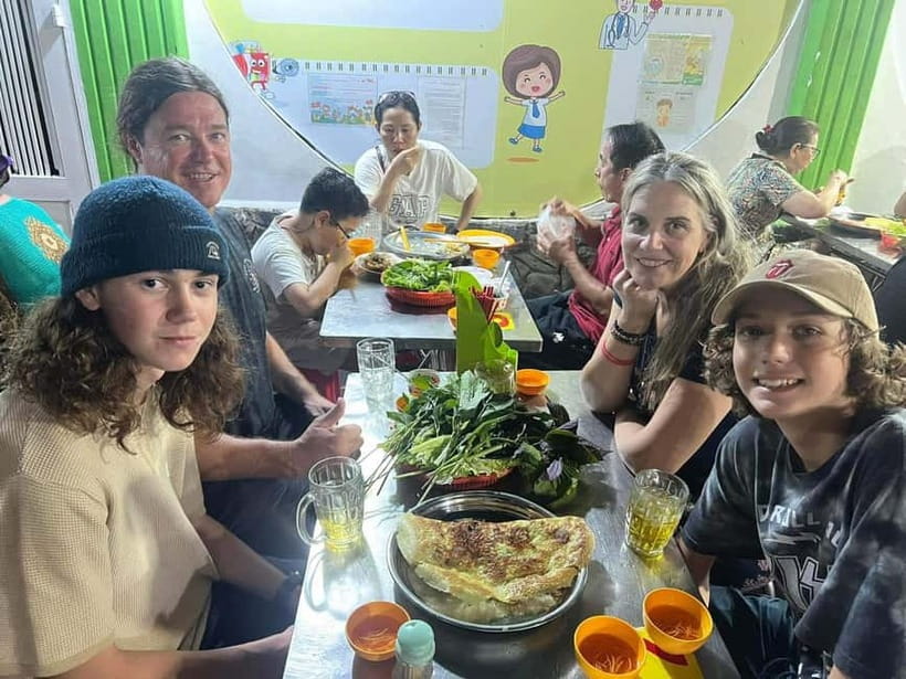 Ho Chi Minh: Street Food & Sightseeing Tour with Local Guide - District 10 and the flower market after dark
