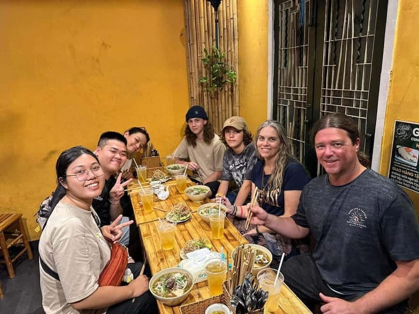 Ho Chi Minh: Street Food & Sightseeing Tour with Local Guide - Nguyen Thien Thuat Apartment Park and old Saigon living