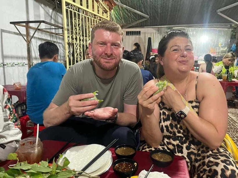 Ho Chi Minh: Street Food & Sightseeing Tour with Local Guide - What the student guides add