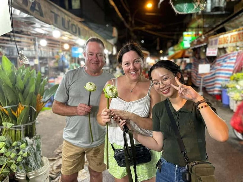 Ho Chi Minh: Street Food & Sightseeing Tour with Local Guide - Starting with a local snack and a lesson in how to eat