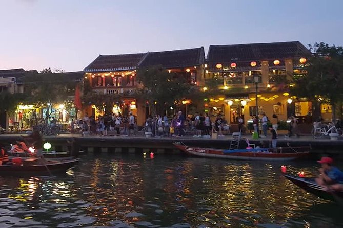 Hoi An Nightlife Tour with Hoi An Ancient Walking Tour, Boat Ride, Night Market - A sampan ride on the Hoai River
