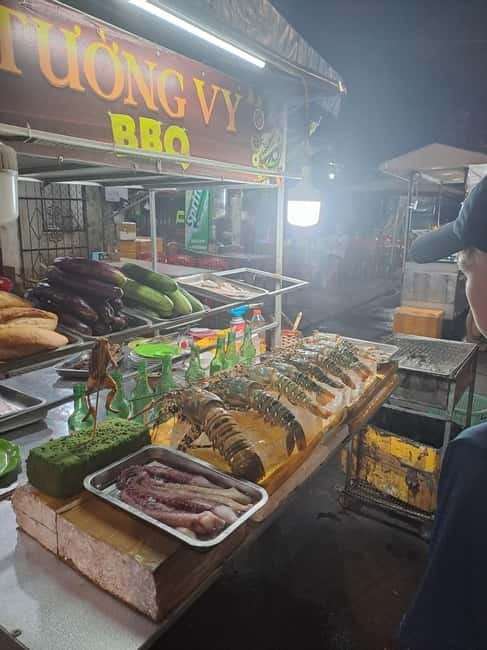 Hoi An Street Food, night market and lantern boat ride - Guides, group size, and the pace of the evening