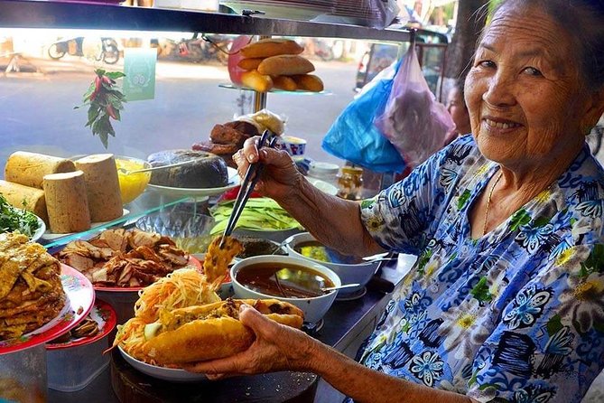 Hoi An Street Food Tour- Eat Like A Local - White Rose Restaurant and the first lesson