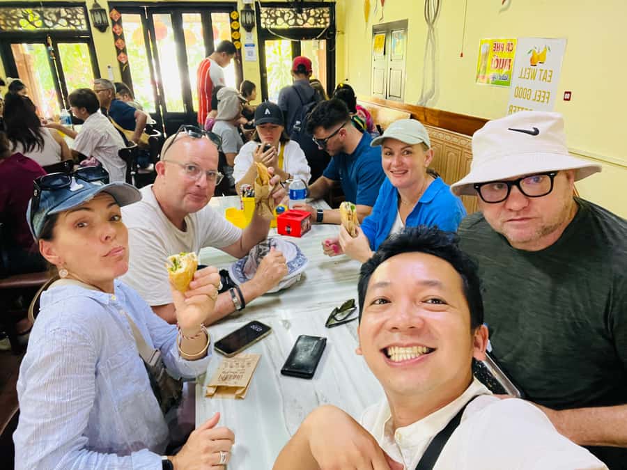 Hoi An Street Food Tour with Locals - How much food should you expect?