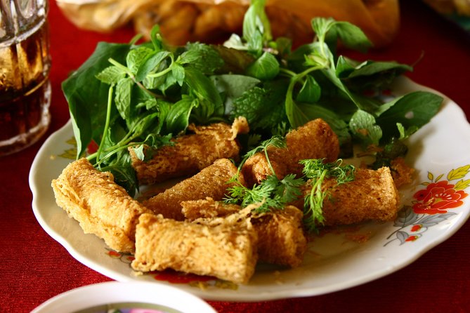 Hoi An Street Food Walking Tour with Tastings - What the guides add to the four-hour walk