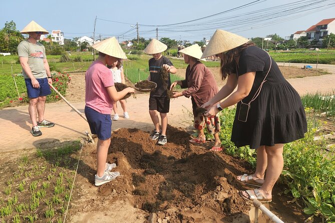 Hoi An Village Experience & Hoi An City Tour with Night Market - A short river ride before the lanterns