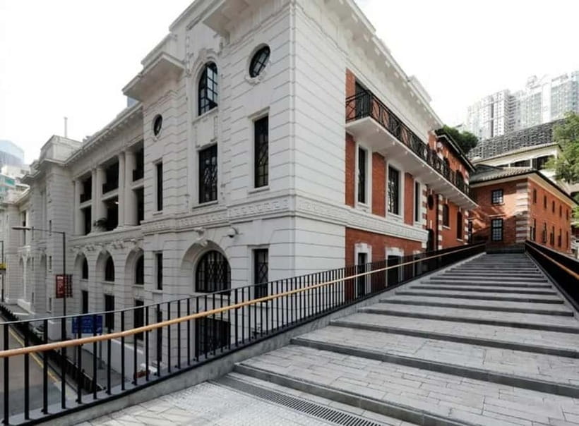 Hong Kong Day Tour: Priority Peak Tram, City Walk & Dim Sum - Man Mo Temple and the city’s older beliefs