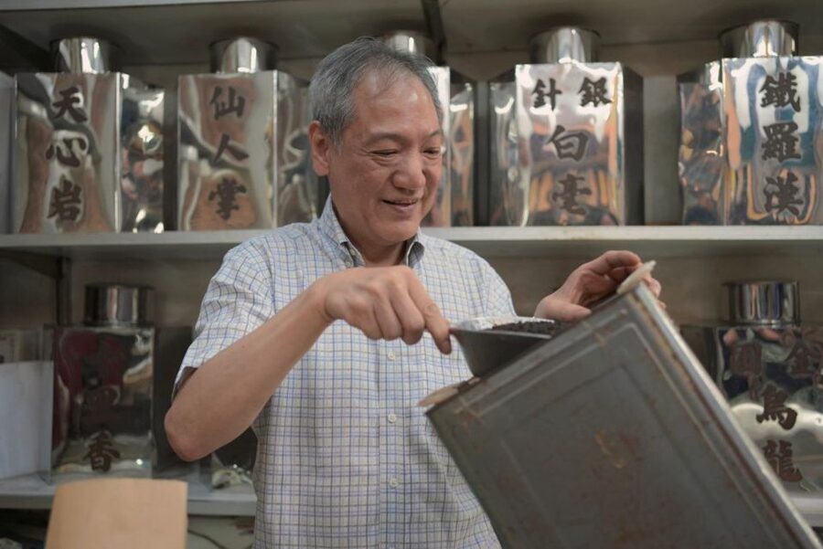 Hong Kong: Street Food Tour with Locals - Dim Sum and Wonton - Wing Lok Street and the business of dried seafood