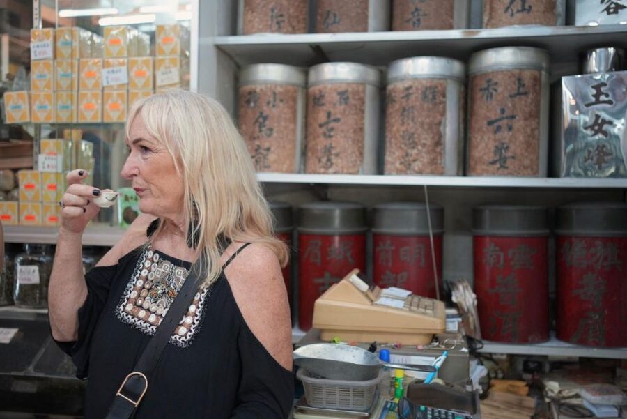 Hong Kong: Street Food Tour with Locals - Dim Sum and Wonton - Cha chaan tengs and the so-called silk-stocking tea
