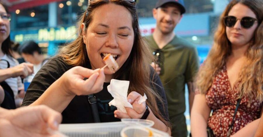 Hong Kong: Street Food Tour with Locals - Dim Sum and Wonton - Dim sum in an everyday setting