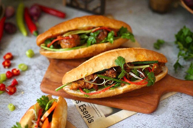(HOT) Hanoi Guided Street Food and Train Street Tour with Local - The 40-minute visit to Hanoi Train Street