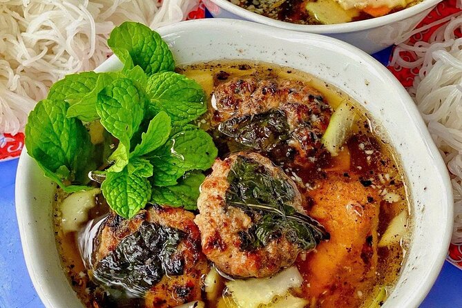 (HOT) Hanoi Guided Street Food and Train Street Tour with Local - Six or more dishes, with room for personal taste