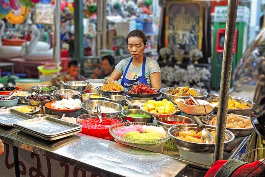 Hua Hin: Local Food Nighttime Guided Tour - The first restaurant: northern and central Thai dishes
